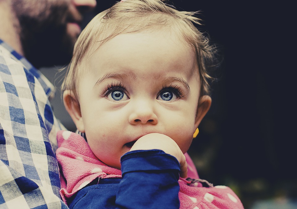 Les enfants qui sucent le pouce